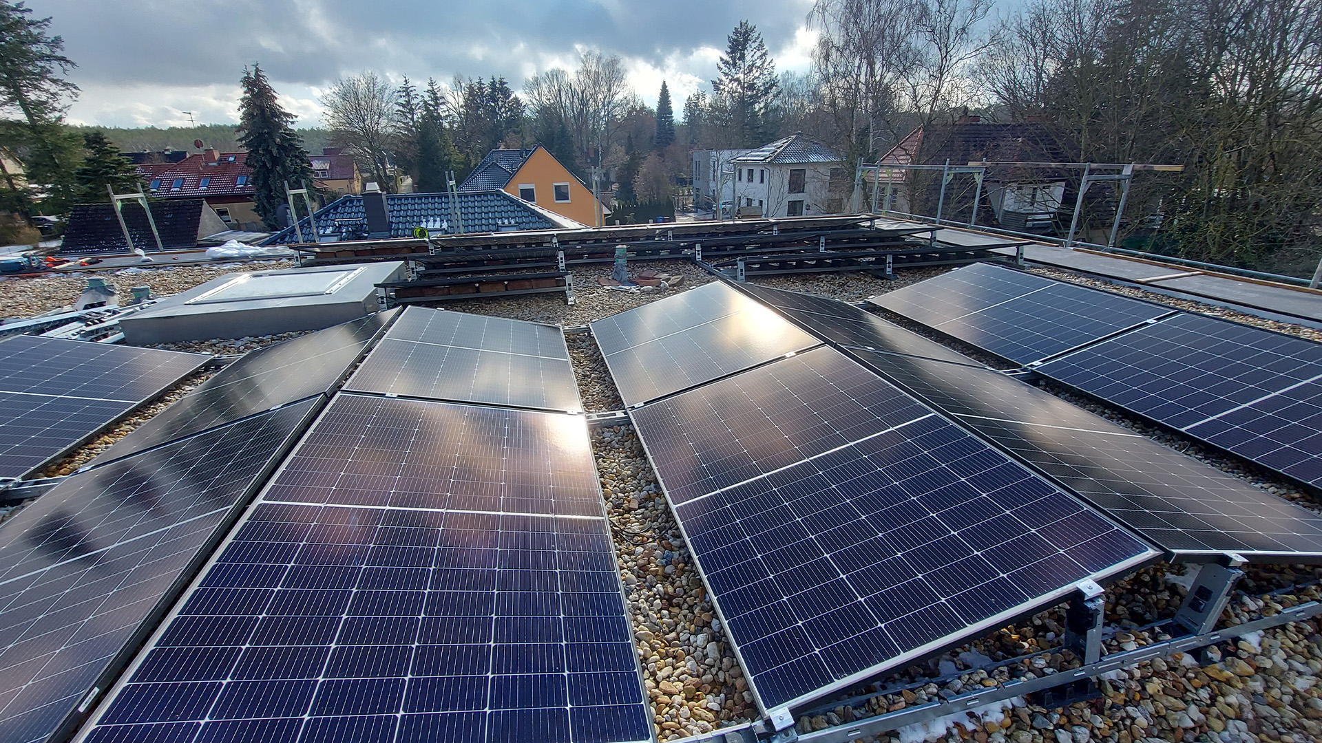 Schräg angeordnete Solarplatten auf einem Flachdach